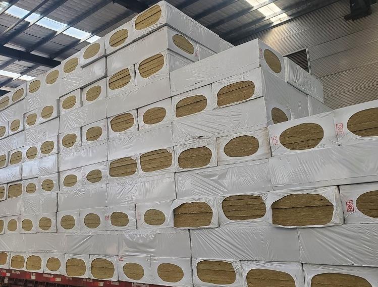 洛阳岩棉保温板与玻璃棉板有什么不一样